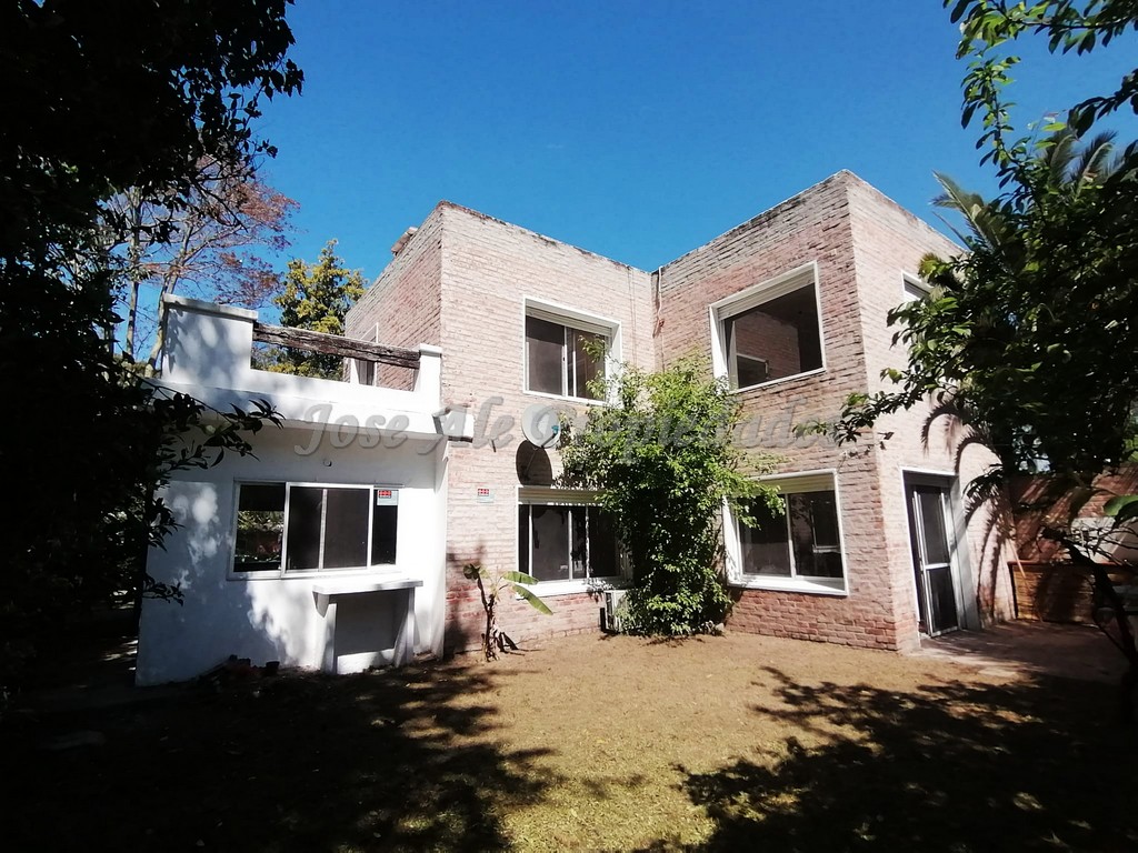 Imagen 1 de Espectacular propiedad a solo metros de Rambla Costanera y playas de Colonia del Sacramento.