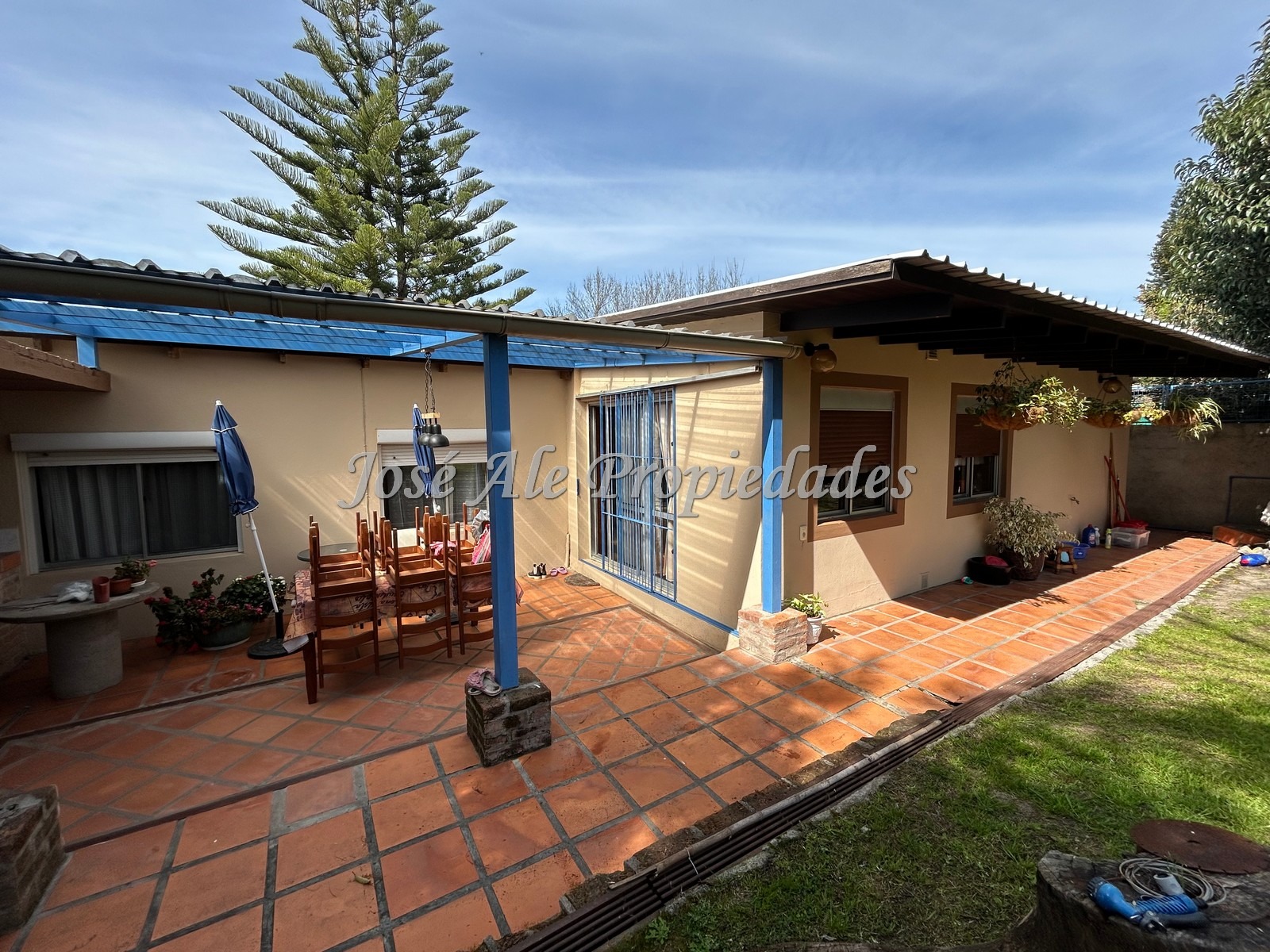 Imagen 10 de Casa de grandes dimensiones de 3 dorm. con apto al fondo a metros de Rambla Costanera, completamente remodelada, Colonia del Sacramento.