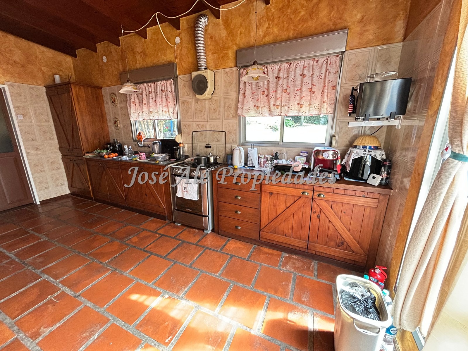 Imagen 4 de Casa de grandes dimensiones de 3 dorm. con apto al fondo a metros de Rambla Costanera, completamente remodelada, Colonia del Sacramento.