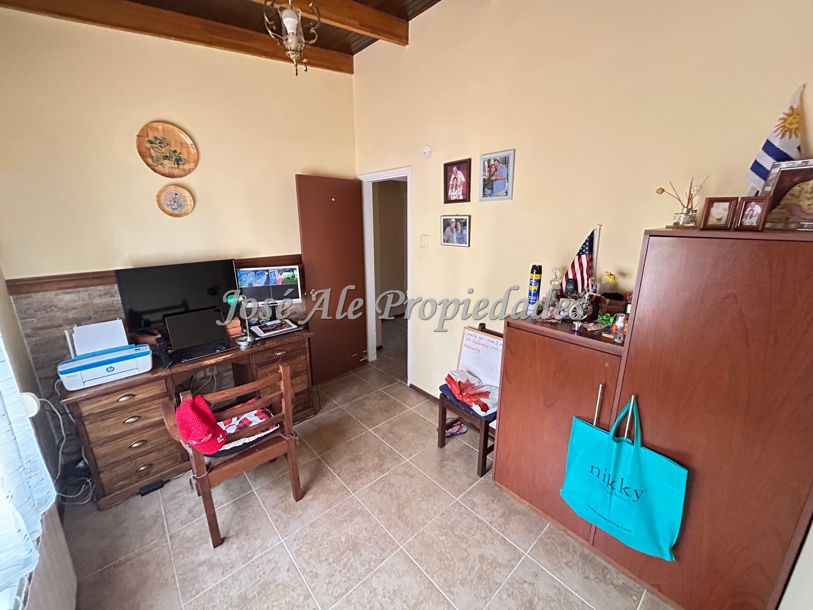 Imagen 5 de Casa de grandes dimensiones de 3 dorm. con apto al fondo a metros de Rambla Costanera, completamente remodelada, Colonia del Sacramento.