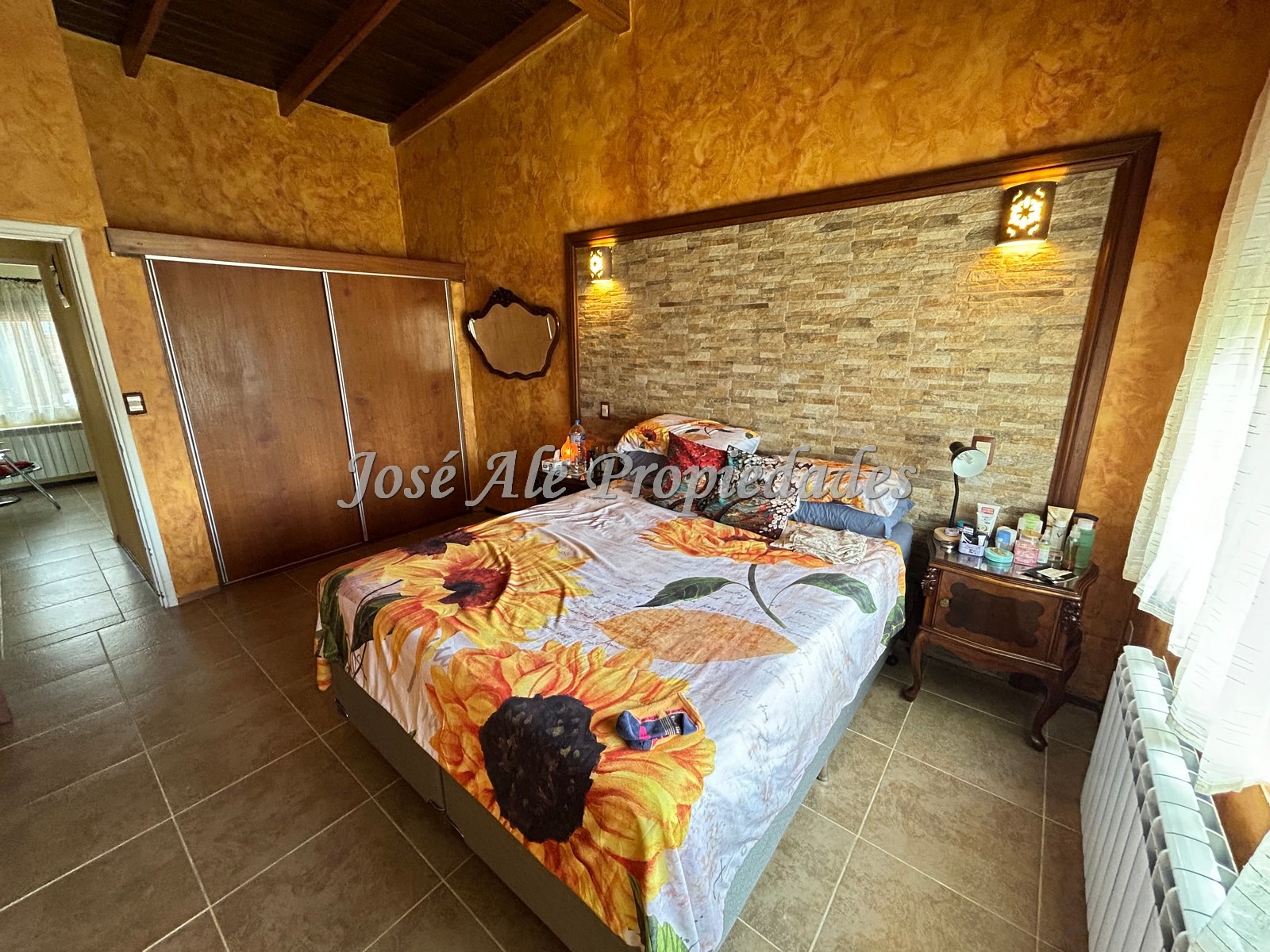 Imagen 6 de Casa de grandes dimensiones de 3 dorm. con apto al fondo a metros de Rambla Costanera, completamente remodelada, Colonia del Sacramento.