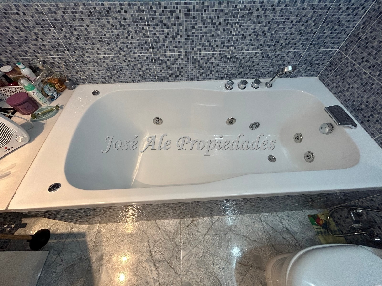 Imagen 9 de Casa de grandes dimensiones de 3 dorm. con apto al fondo a metros de Rambla Costanera, completamente remodelada, Colonia del Sacramento.