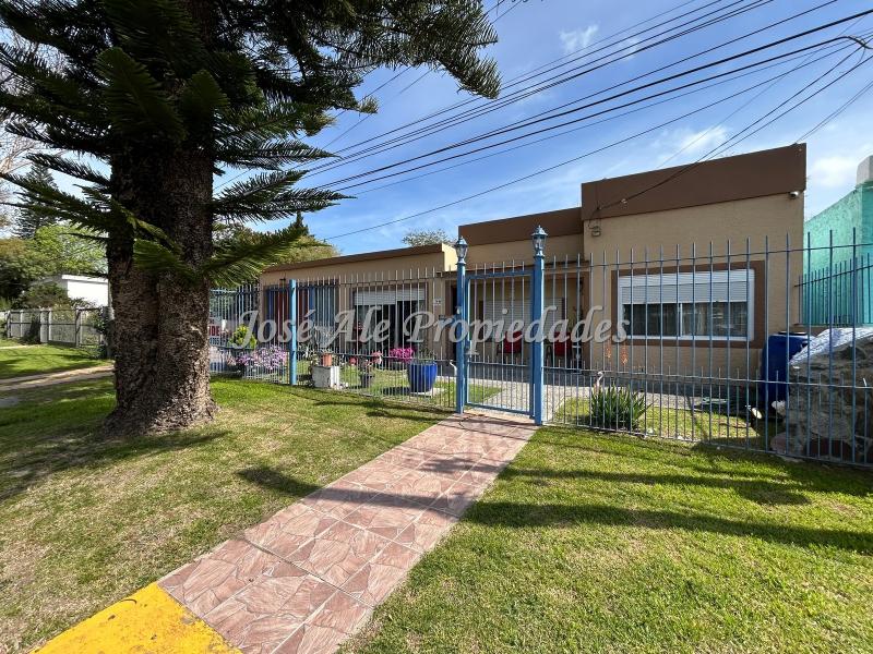 Casa de grandes dimensiones de 3 dorm. con apto al fondo a metros de Rambla Costanera, completamente remodelada, Colonia del Sacramento.