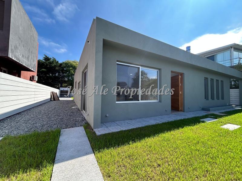 Destacada propiedad a estrenar ubicada en zona Balnearia de a pocas cuadras de la Rambla Costanera, Colonia.