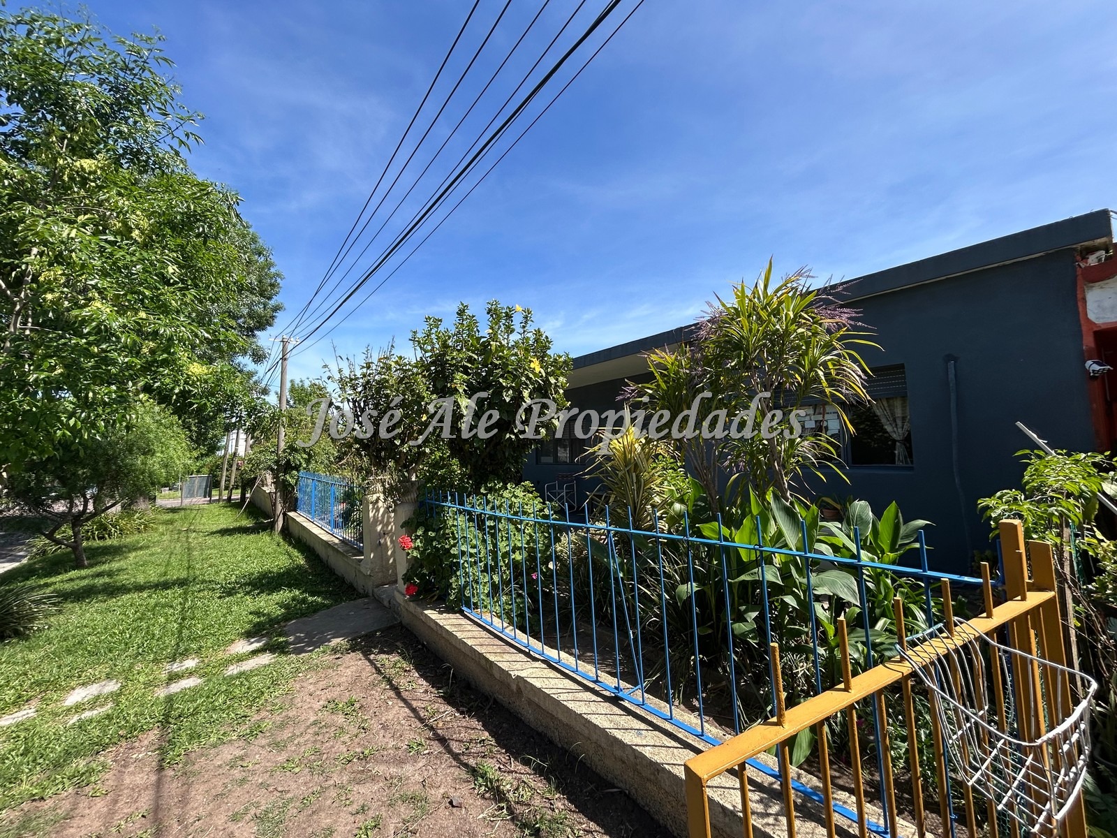 Imagen 3 de Se trata de una casa sólida, de construcción tradicional, que posee ambientes confortables y amplios.