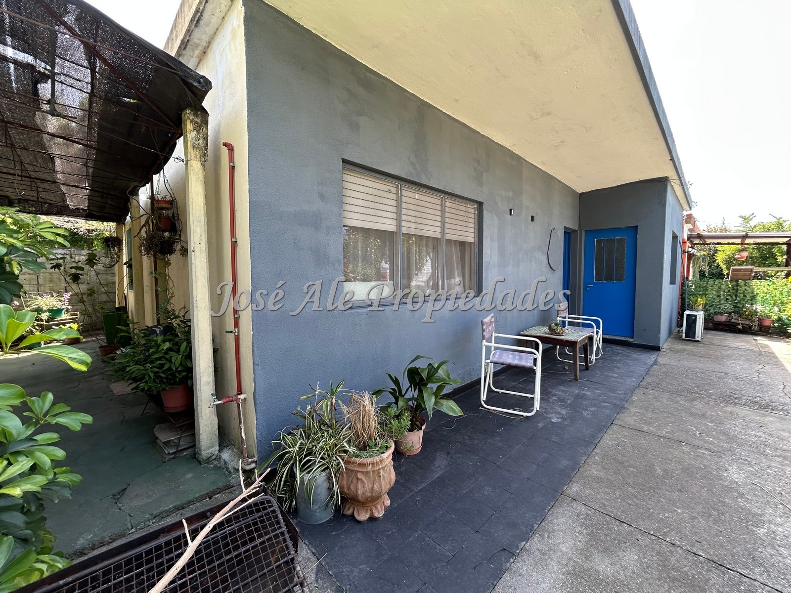 Imagen 4 de Se trata de una casa sólida, de construcción tradicional, que posee ambientes confortables y amplios.