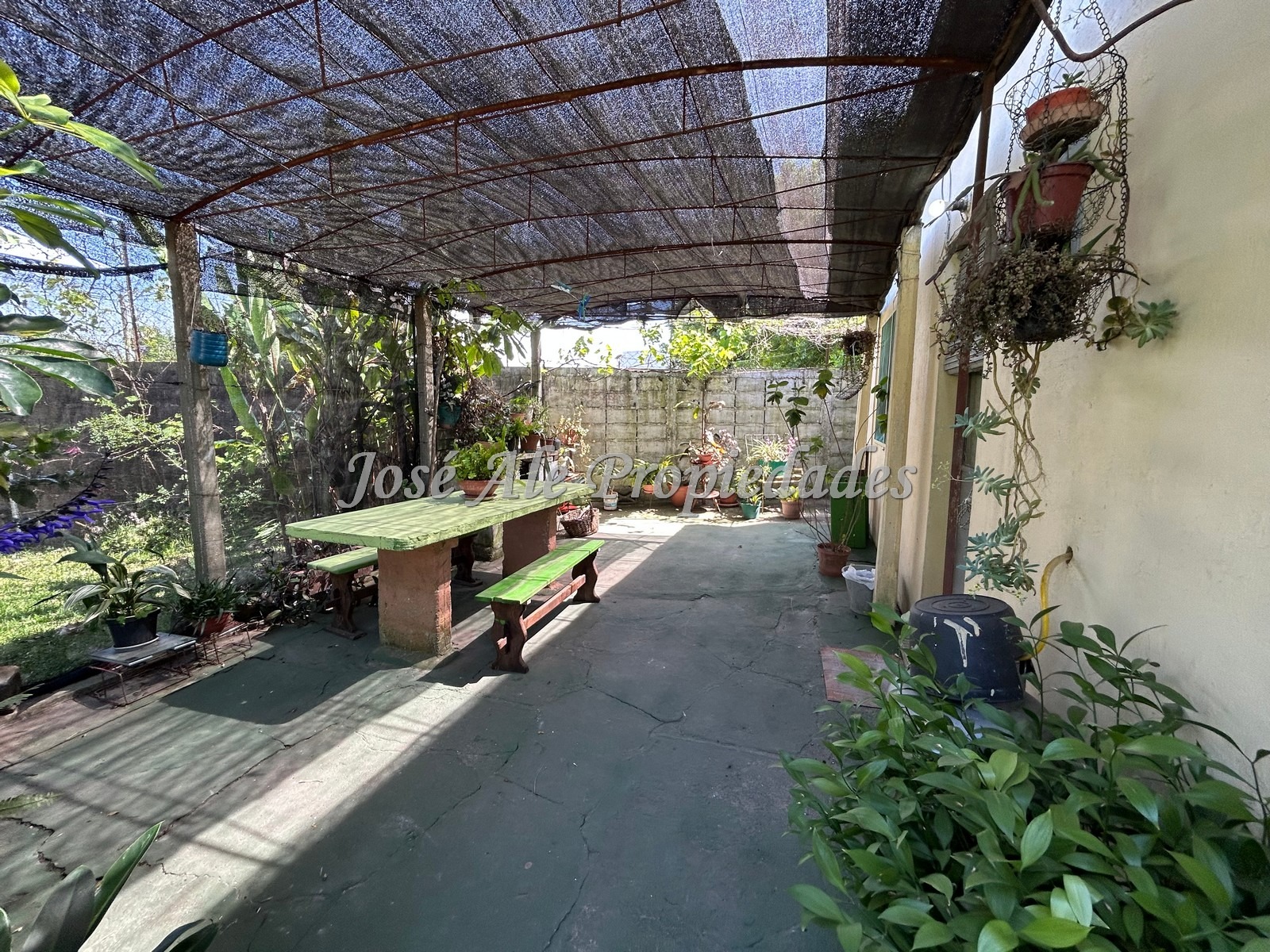 Imagen 9 de Se trata de una casa sólida, de construcción tradicional, que posee ambientes confortables y amplios.