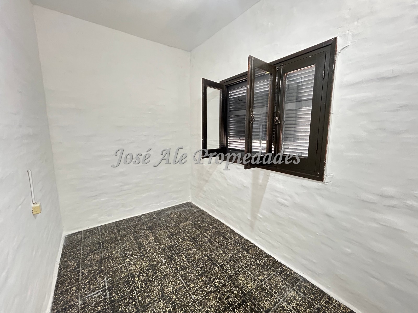 Imagen 1 de Casa ubicada a tan solo 2 cuadras del Shopping de 3 dormitorios.