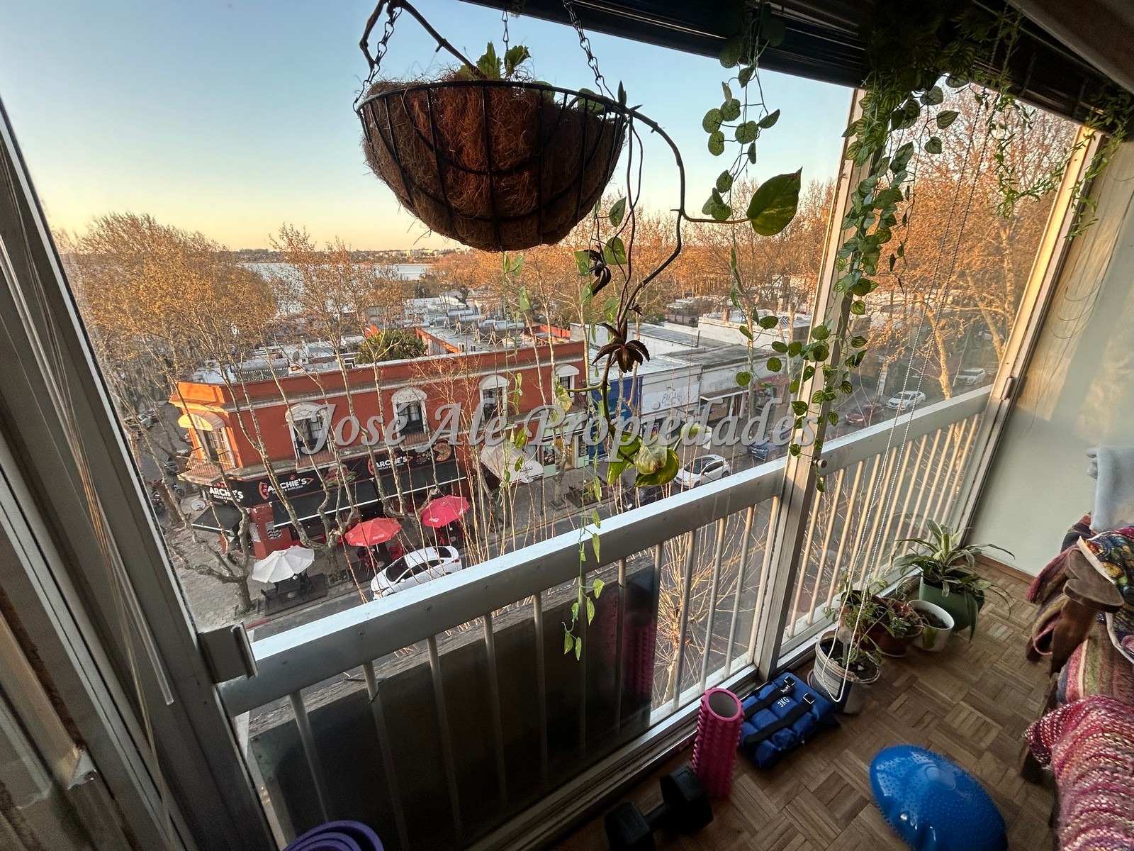 Imagen 2 de Hermoso apartamento céntrico de 3 dormitorios ubicado sobre la Av Principal, Colonia.