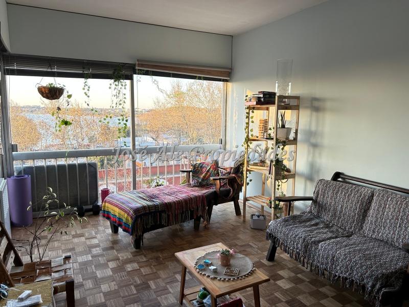 Hermoso apartamento céntrico de 3 dormitorios ubicado sobre la Av Principal, Colonia.