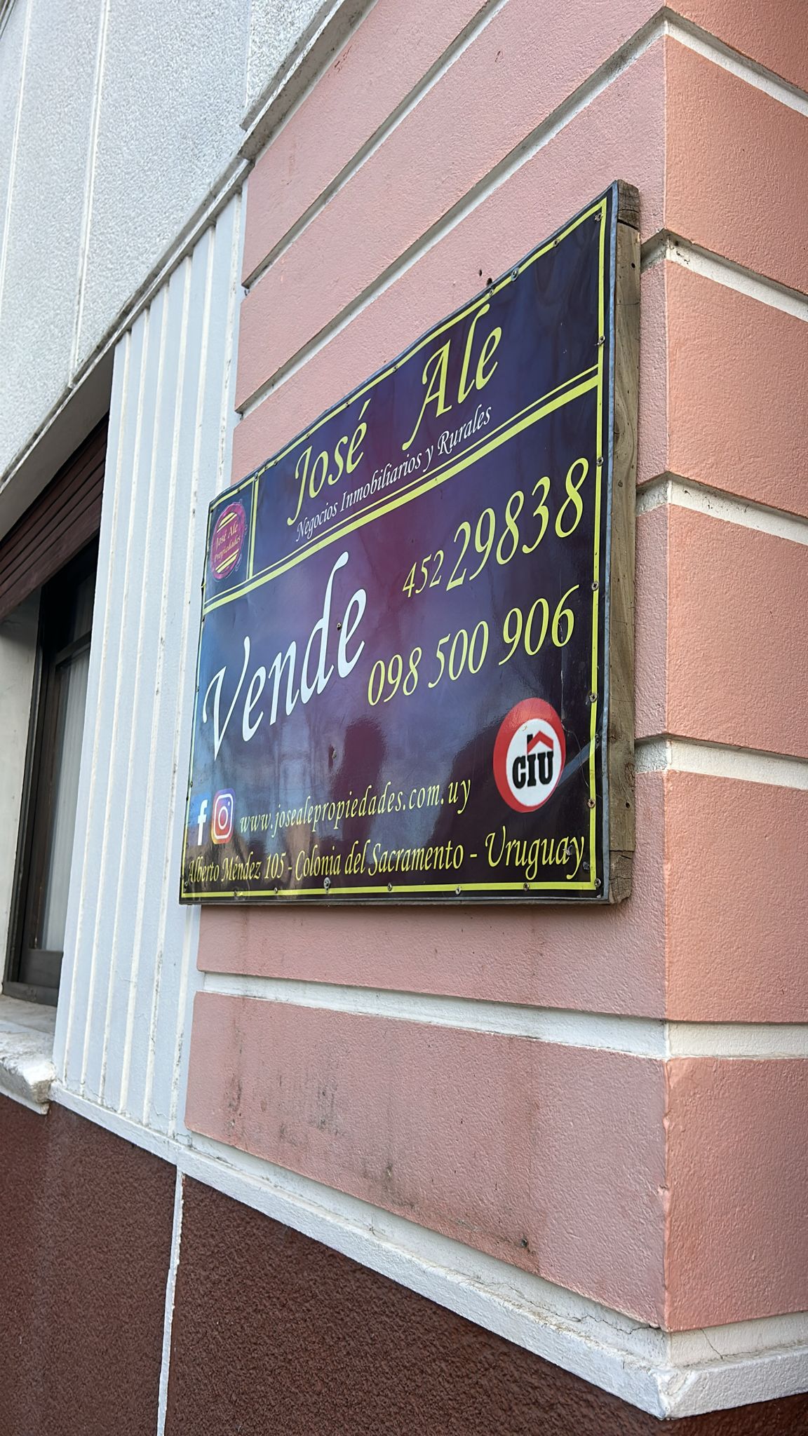 Imagen 1 de Importante propiedad de 130m2 edificados ubicada en el centro de la ciudad de Nueva Helvecia, Colonia.