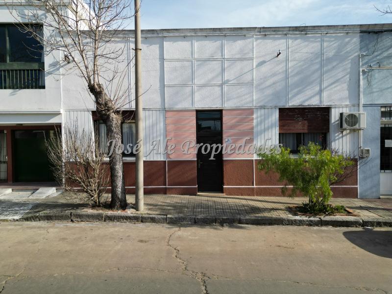 Importante propiedad de 130m2 edificados ubicada en el centro de la ciudad de Nueva Helvecia, Colonia.