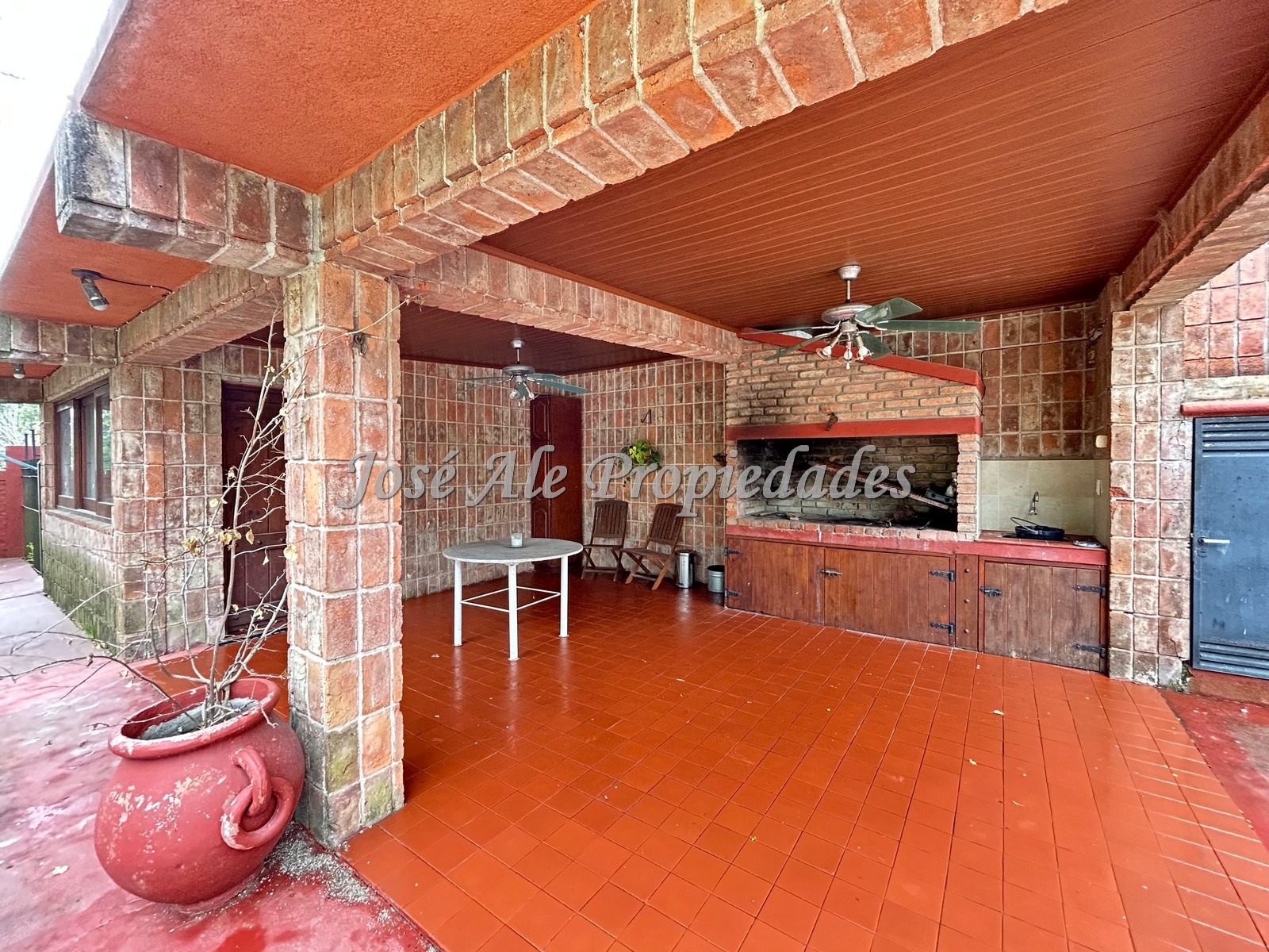 Imagen 10 de Espléndida propiedad en esquina, ubicada en Real de San Carlos, rodeada por un entorno de tranquilidad y naturaleza.