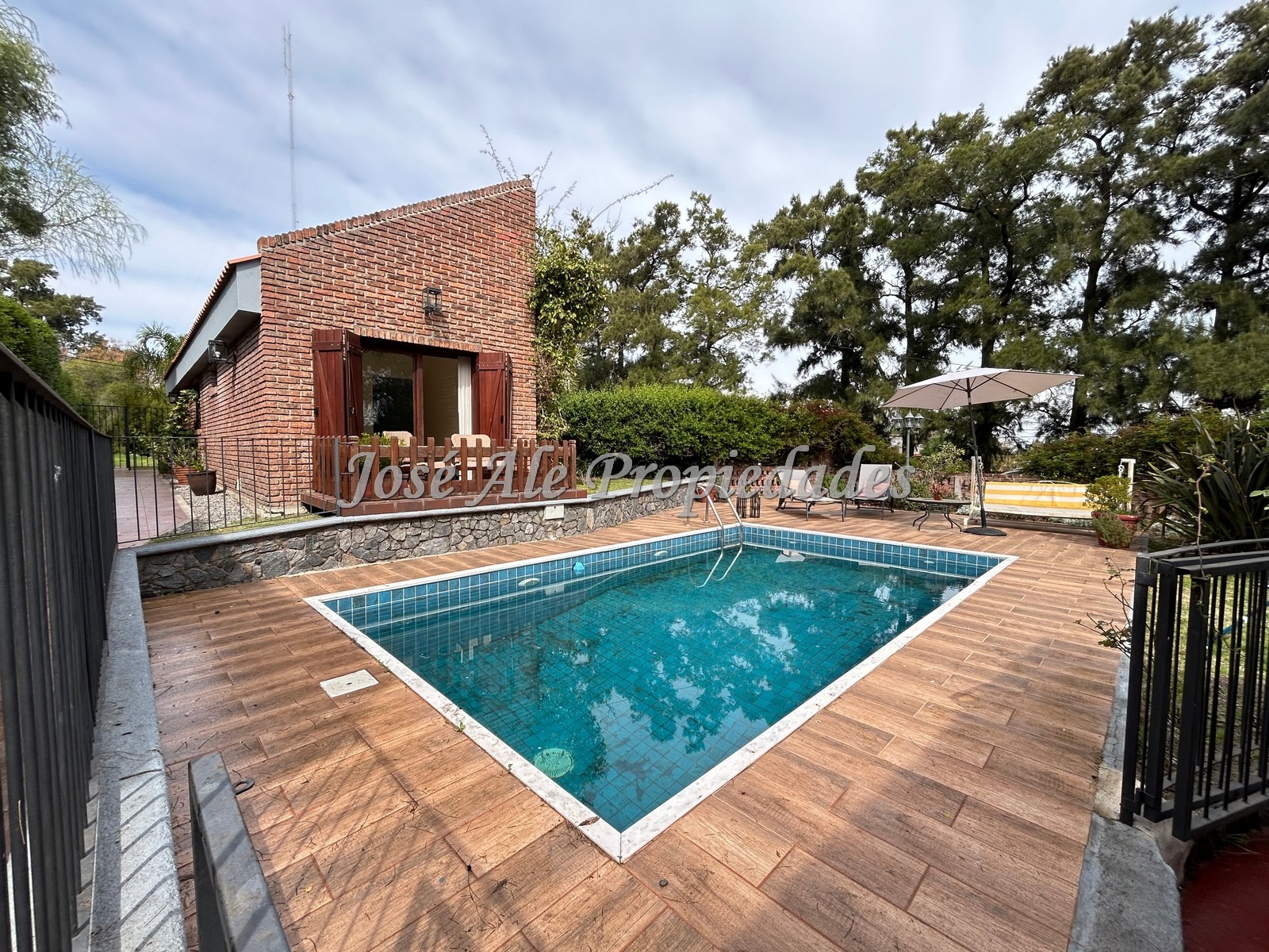 Imagen 2 de Espléndida propiedad en esquina, ubicada en Real de San Carlos, rodeada por un entorno de tranquilidad y naturaleza.