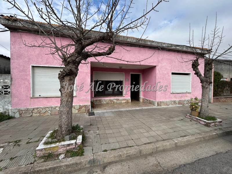 Casa de 2 dormitorios con galpón ubicada en el centro de Juan Lacaze, Colonia.