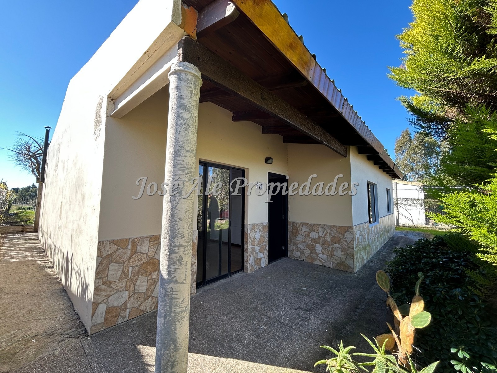 Imagen 1 de NUEVO PRECIO! Propiedad de 4 dormitorios ubicada en el Real de San Carlos, Colonia.