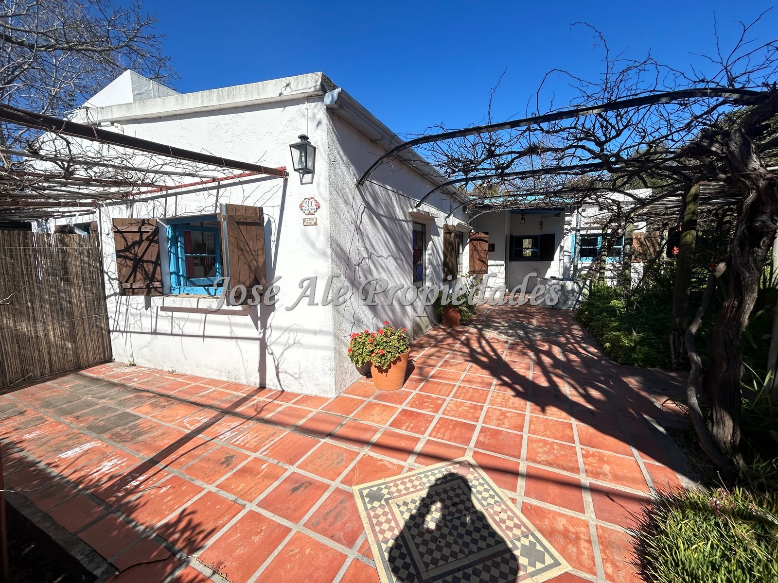 Imagen 1 de NUEVO PRECIO! Hermosa casa de grande dimensiones. Rodeada por un entorno de naturaleza, Colonia