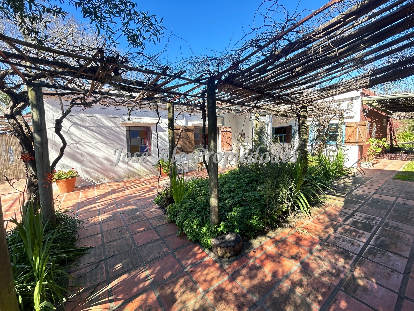 Imagen 10 de NUEVO PRECIO! Hermosa casa de grande dimensiones. Rodeada por un entorno de naturaleza, Colonia
