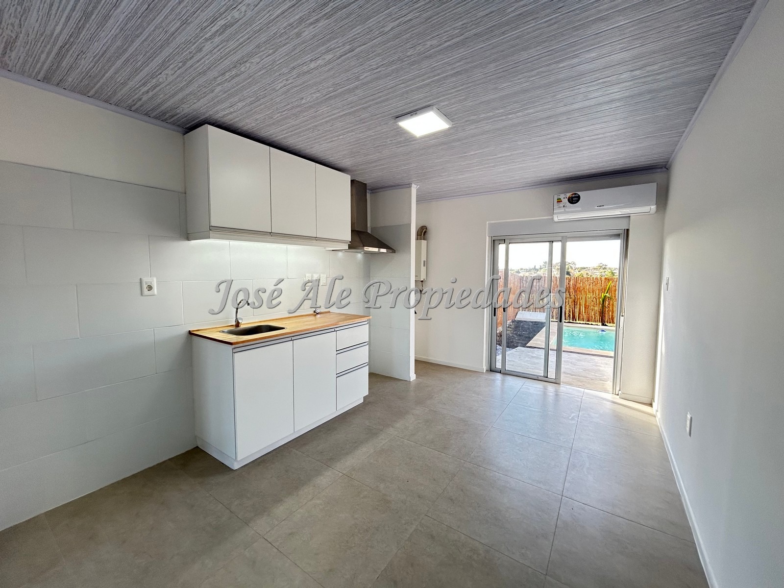 Imagen 3 de Casa de 2 dormitorios a estrenar con renta ubicada en agradable entorno en el Real de San Carlos, Colonia.