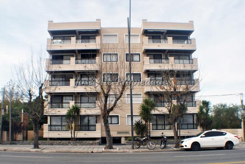 Espectacular departamento ubicado en Rambla Costanera de Colonia del Sacramento, con magnífica vista al Río de la Plata.
