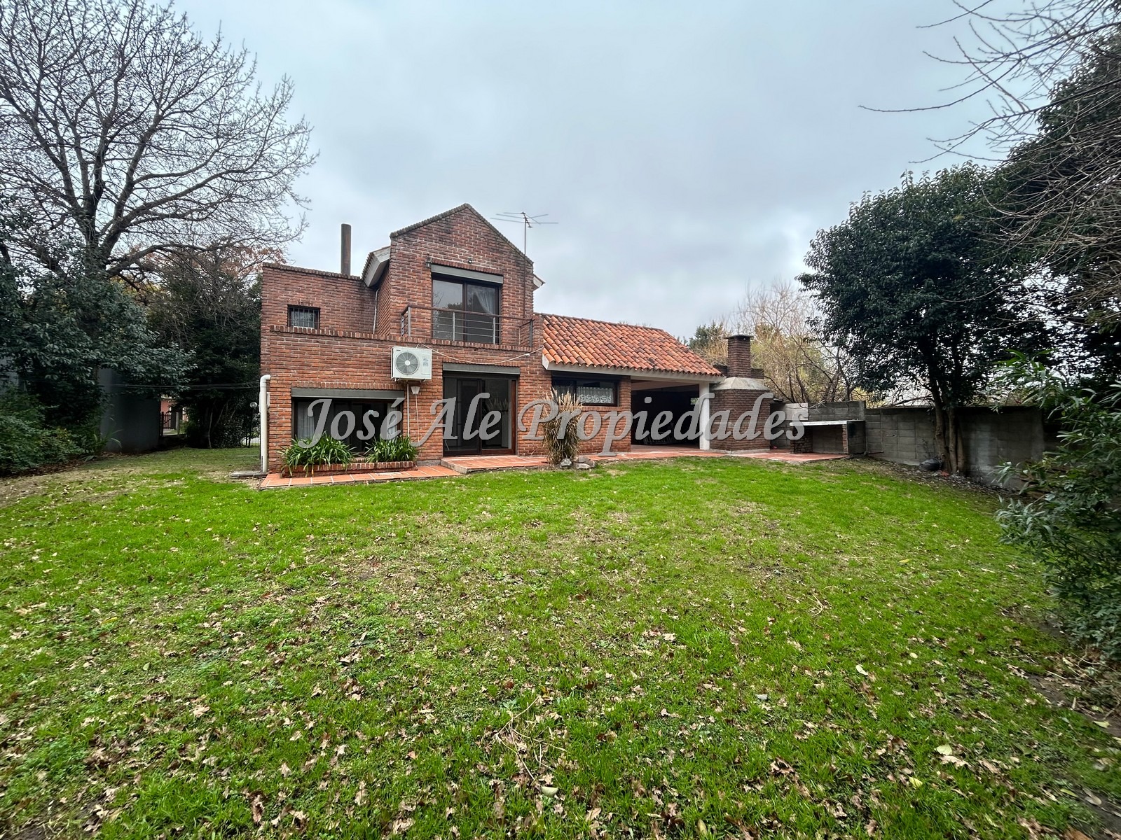 Imagen 1 de Importante propiedad de 176m2 ubicada a metros de la Rambla Costanera y playas de Colonia.