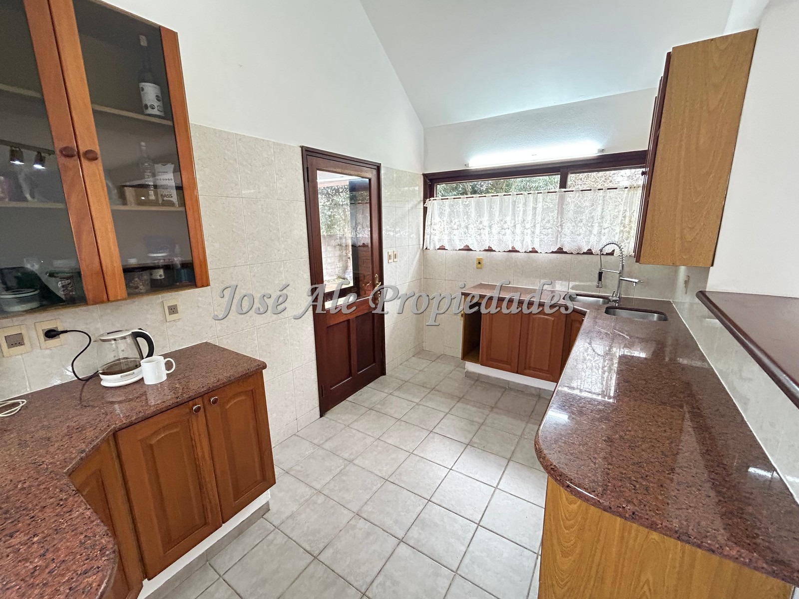 Imagen 5 de Importante propiedad de 176m2 ubicada a metros de la Rambla Costanera y playas de Colonia.