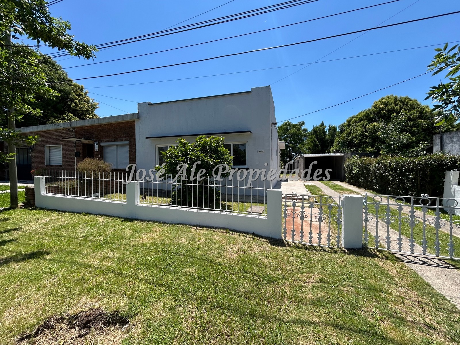 Imagen 1 de Casa amplia de 3 dormitorios, ideal para familia y con múltiples comodidades, ubicada en zona tranquila y arbolada, de Colonia.