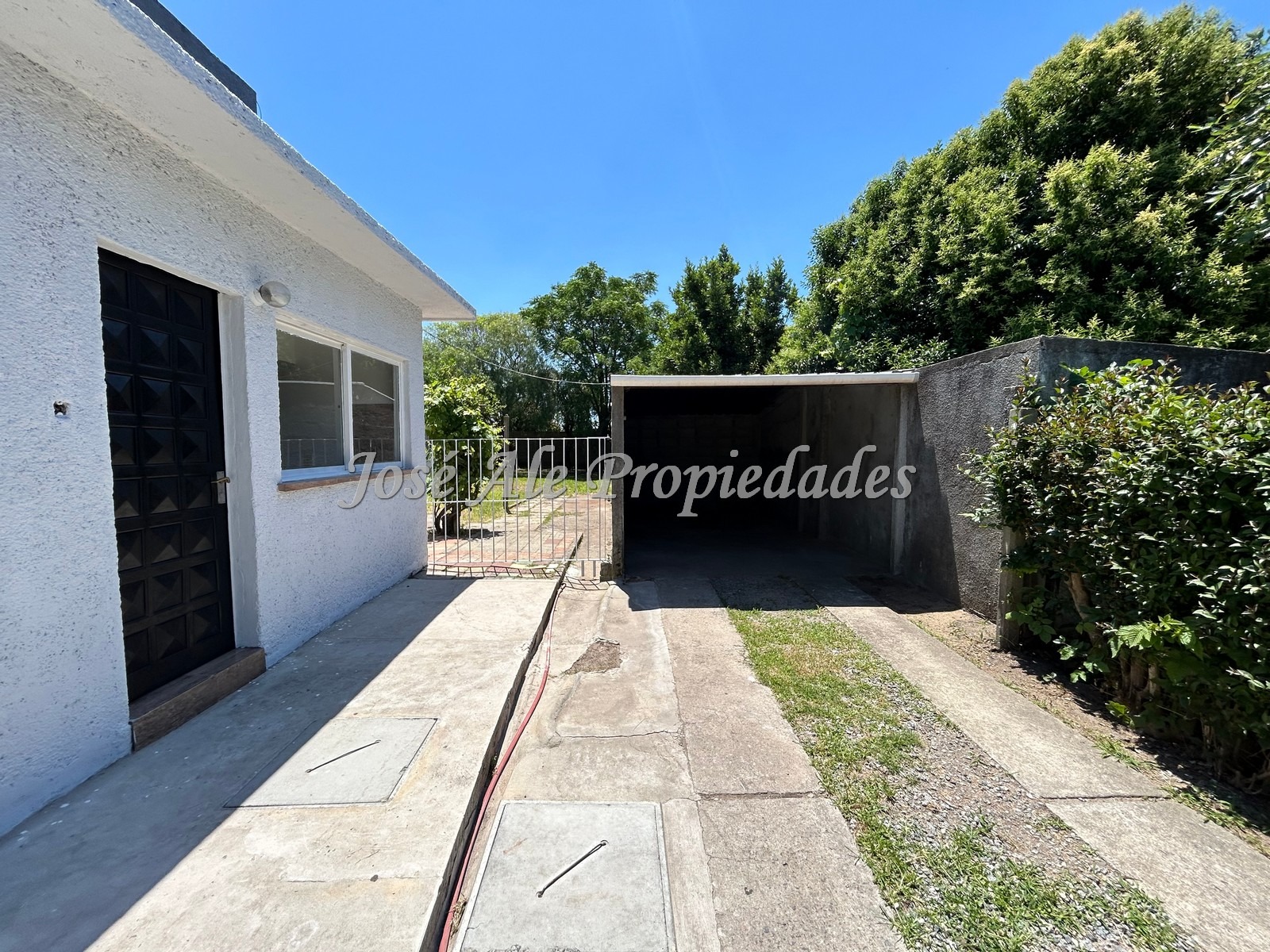 Imagen 3 de Casa amplia de 3 dormitorios, ideal para familia y con múltiples comodidades, ubicada en zona tranquila y arbolada, de Colonia.