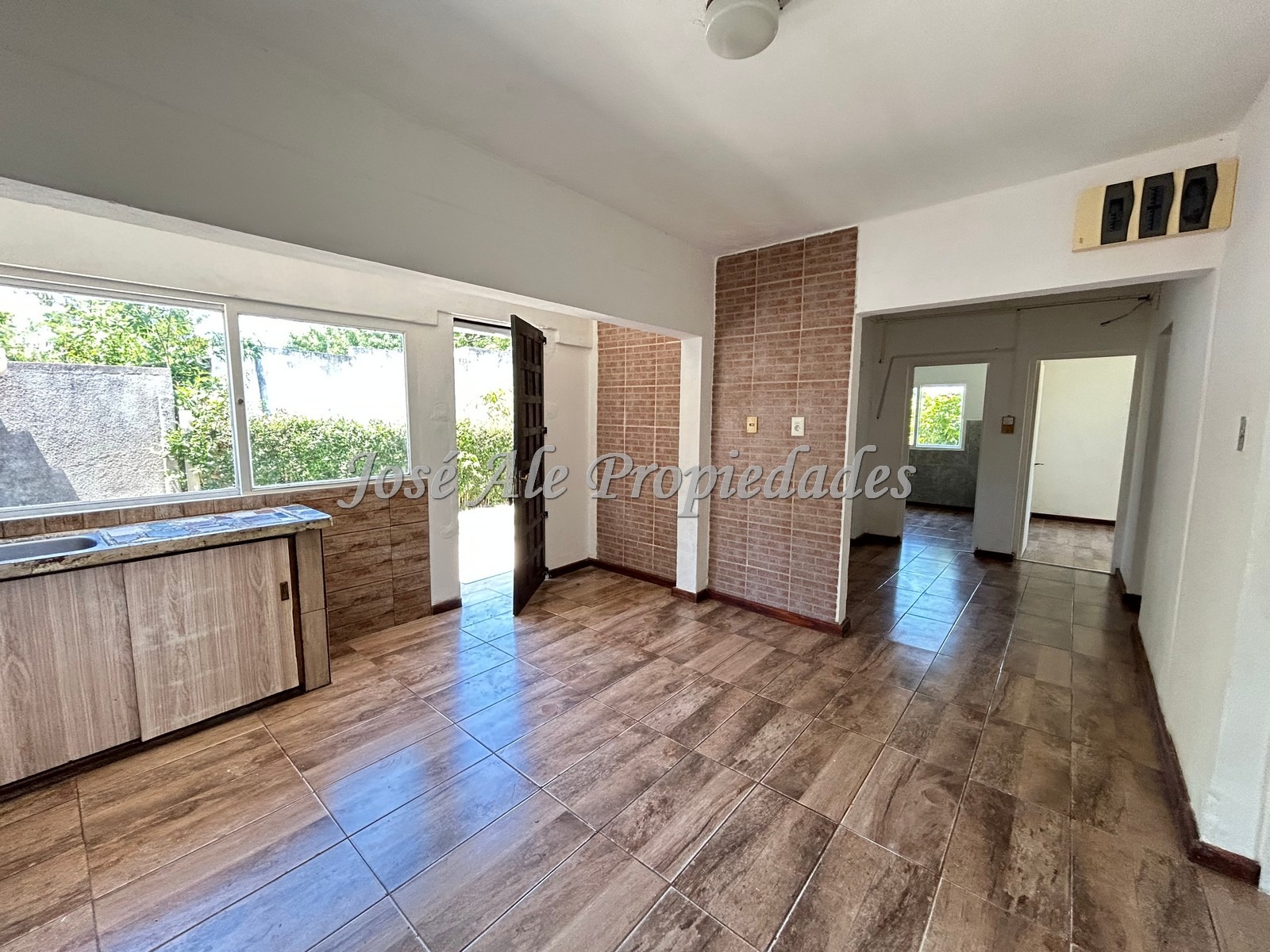 Imagen 5 de Casa amplia de 3 dormitorios, ideal para familia y con múltiples comodidades, ubicada en zona tranquila y arbolada, de Colonia.