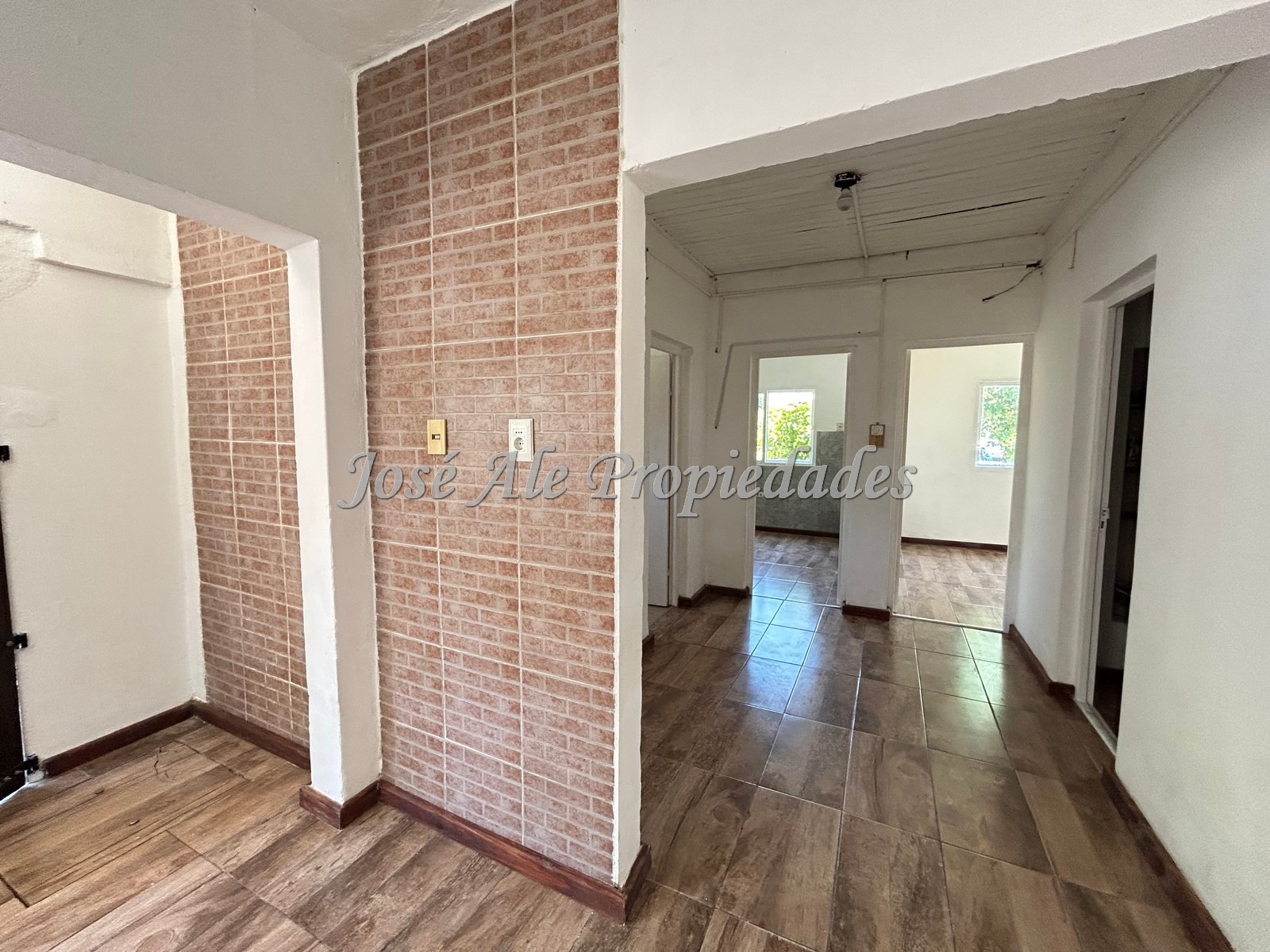 Imagen 6 de Casa amplia de 3 dormitorios, ideal para familia y con múltiples comodidades, ubicada en zona tranquila y arbolada, de Colonia.