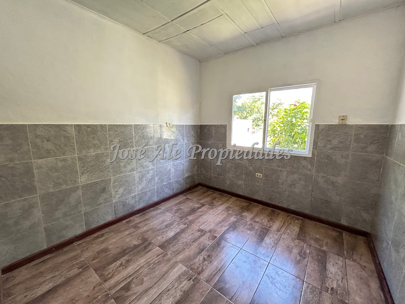 Imagen 7 de Casa amplia de 3 dormitorios, ideal para familia y con múltiples comodidades, ubicada en zona tranquila y arbolada, de Colonia.