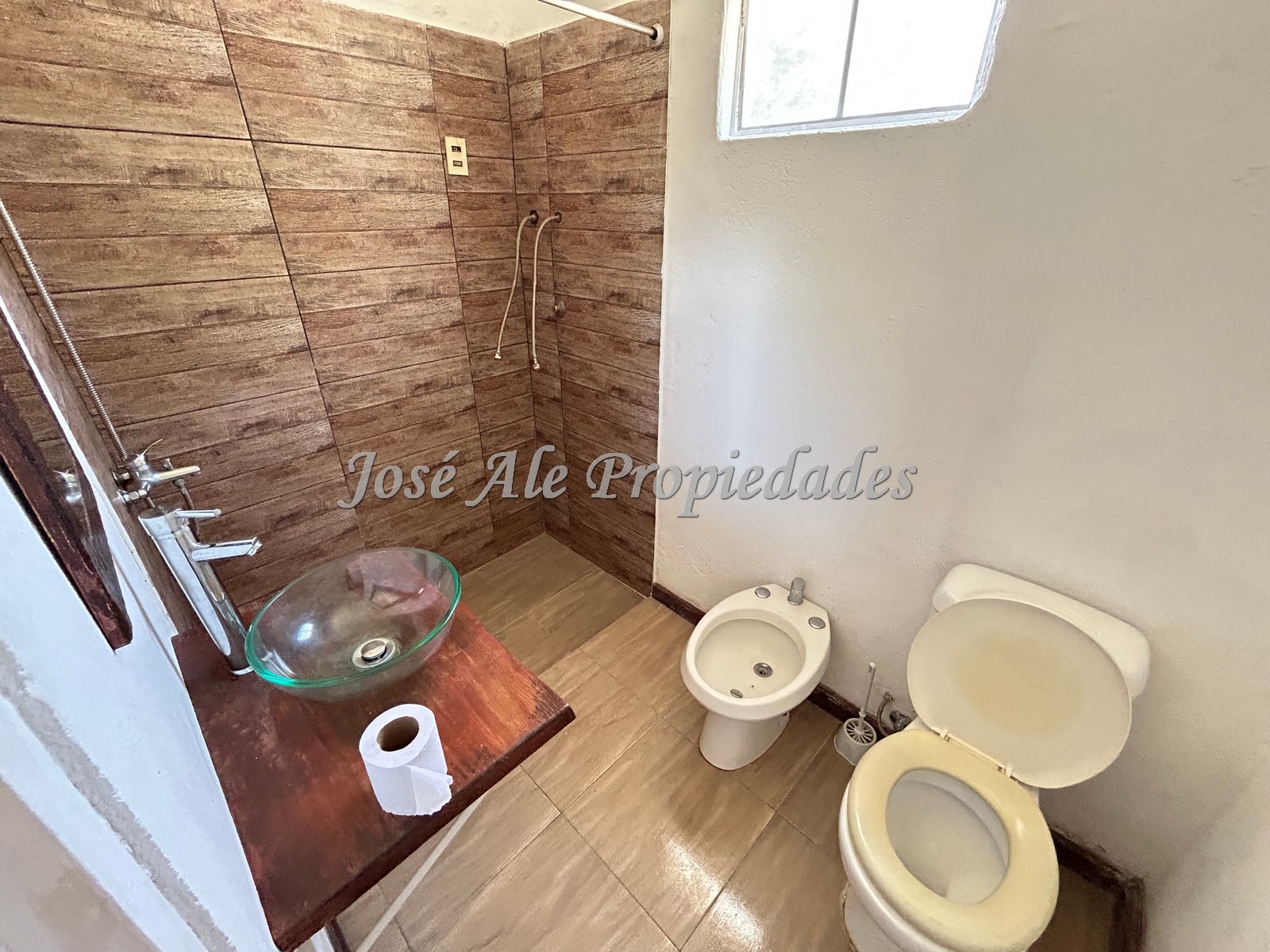 Imagen 8 de Casa amplia de 3 dormitorios, ideal para familia y con múltiples comodidades, ubicada en zona tranquila y arbolada, de Colonia.