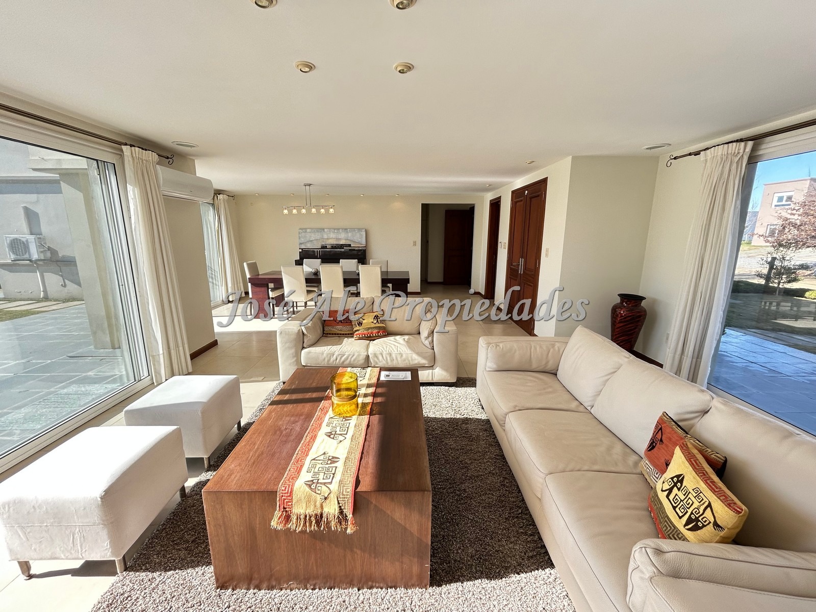 Imagen 1 de Destacada propiedad de 4 dormitorios y 4 baños en el Barrio Sheraton, Colonia.