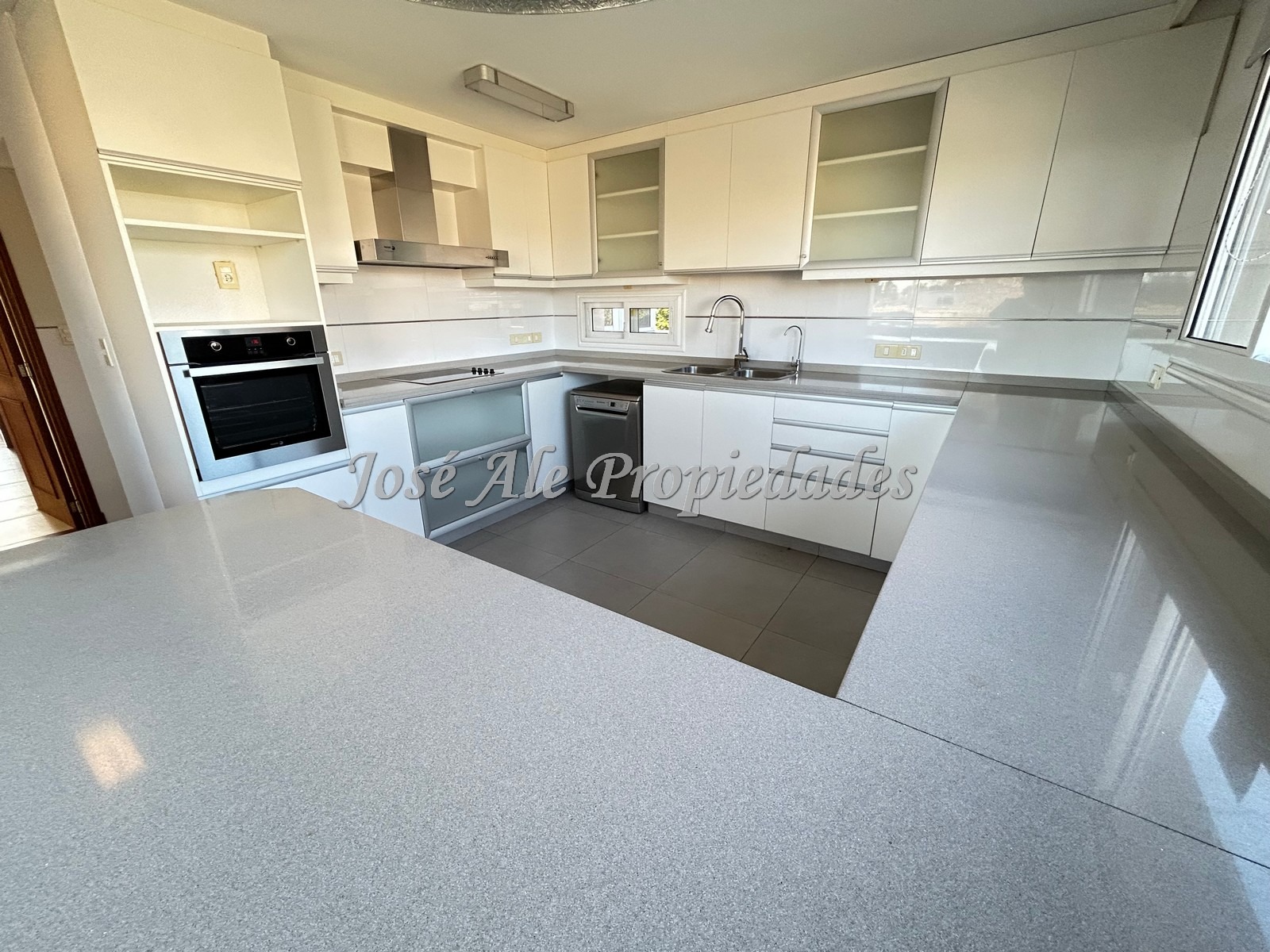 Imagen 3 de Destacada propiedad de 4 dormitorios y 4 baños en el Barrio Sheraton, Colonia.