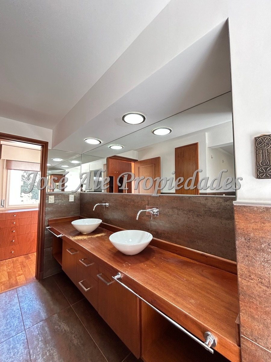 Imagen 5 de Destacada propiedad de 4 dormitorios y 4 baños en el Barrio Sheraton, Colonia.