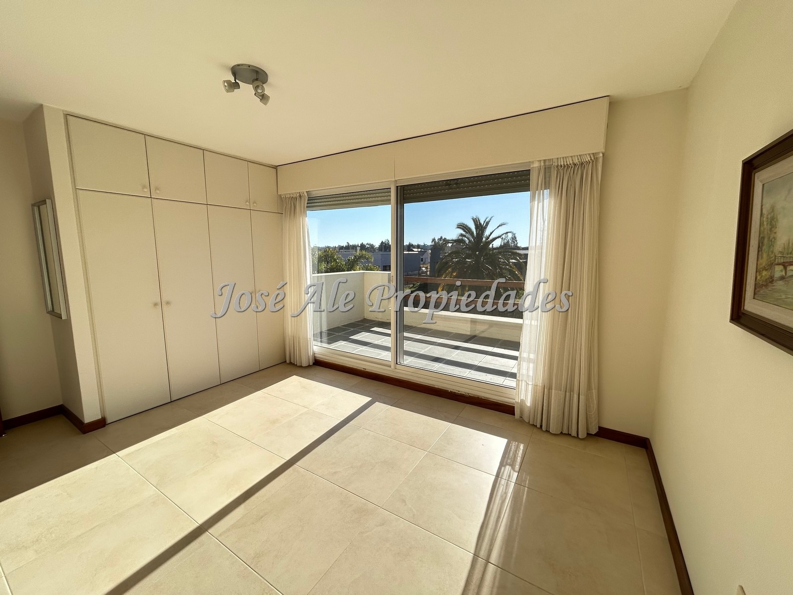 Imagen 8 de Destacada propiedad de 4 dormitorios y 4 baños en el Barrio Sheraton, Colonia.