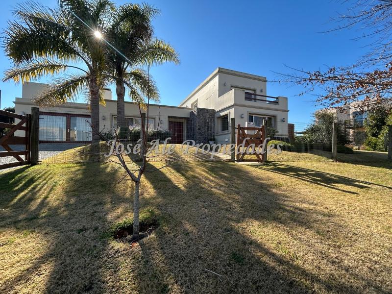 Destacada propiedad de 4 dormitorios y 4 baños en el Barrio Sheraton, Colonia.