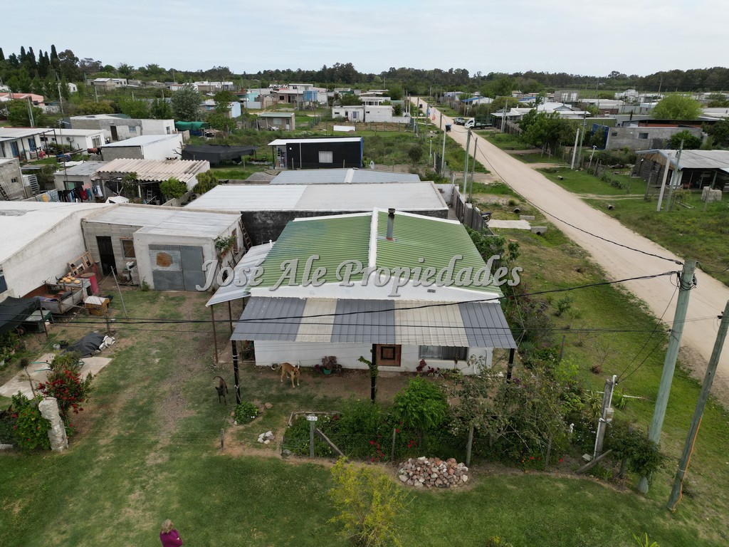 Imagen 1 de Impecable casa de 2 dormitorios, ubicada en el general con fácil acceso desde ruta 1.