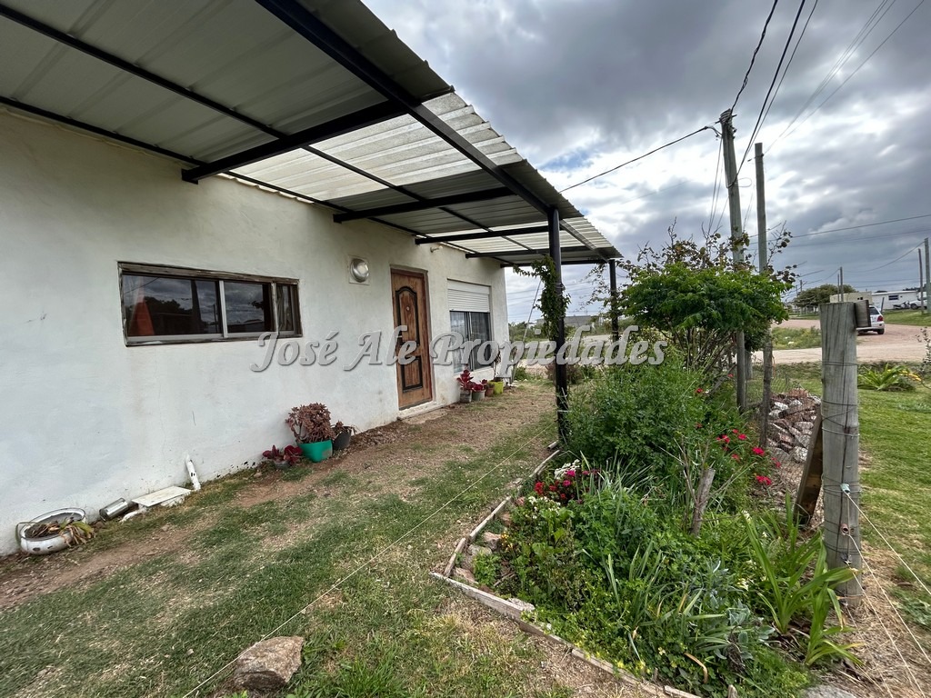 Imagen 2 de Impecable casa de 2 dormitorios, ubicada en el general con fácil acceso desde ruta 1.