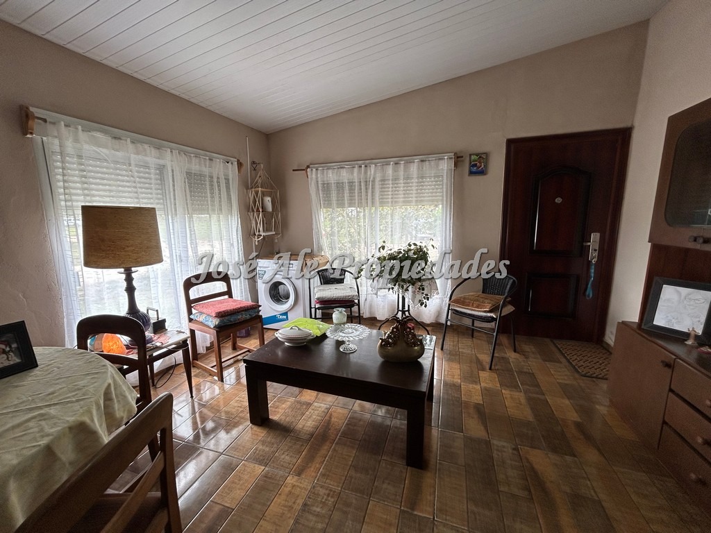 Imagen 3 de Impecable casa de 2 dormitorios, ubicada en el general con fácil acceso desde ruta 1.