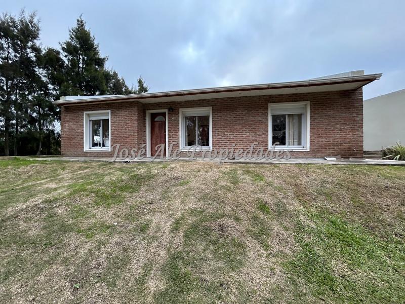 Hermosa casa de 3 dormitorios ubicada en el Real de San Carlos, Colonia.