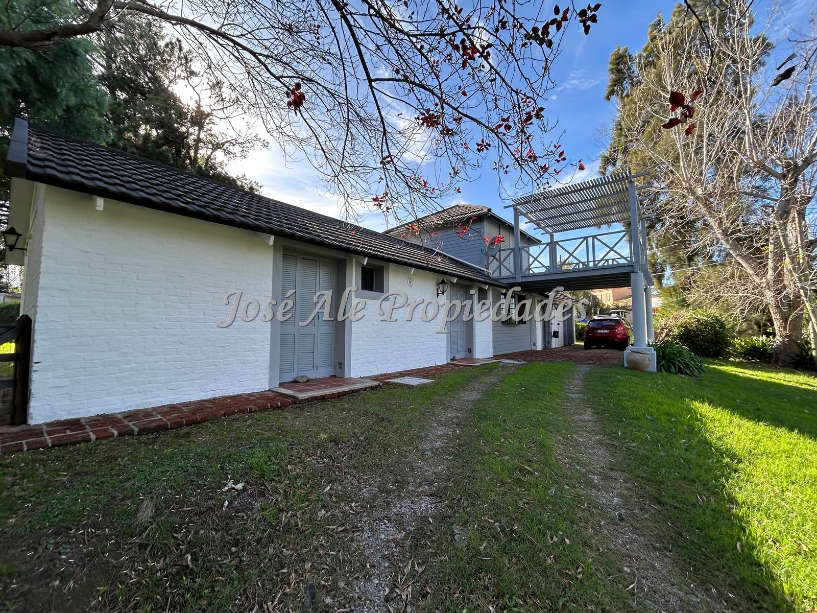 Imagen 3 de Hermosa propiedad ubicada en zona tranquila con vista al Rio de la Plata y a metros de la Rambla Costanera y Playas de Colonia.