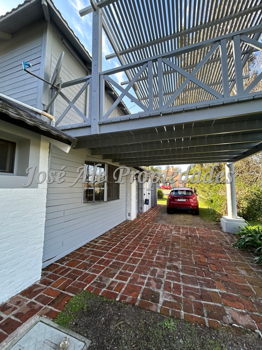 Imagen 4 de Hermosa propiedad ubicada en zona tranquila con vista al Rio de la Plata y a metros de la Rambla Costanera y Playas de Colonia.