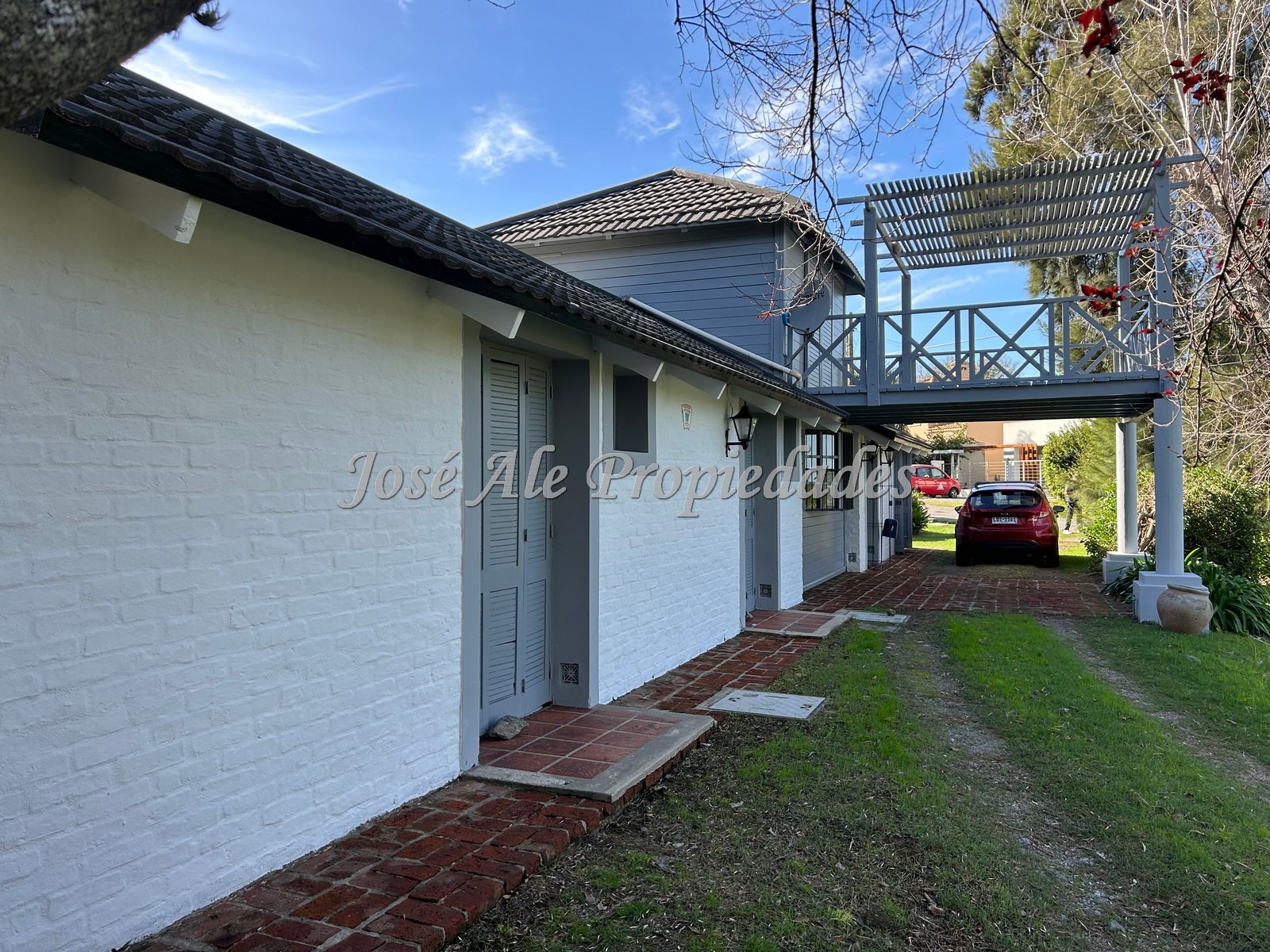 Imagen 5 de Hermosa propiedad ubicada en zona tranquila con vista al Rio de la Plata y a metros de la Rambla Costanera y Playas de Colonia.