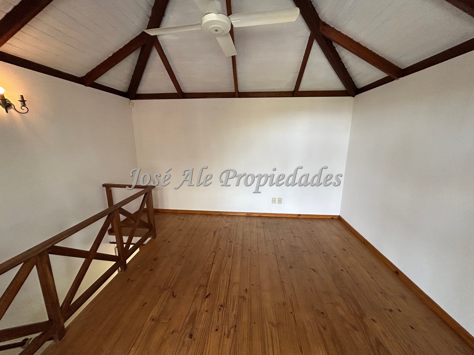 Imagen 9 de Hermosa propiedad ubicada en zona tranquila con vista al Rio de la Plata y a metros de la Rambla Costanera y Playas de Colonia.