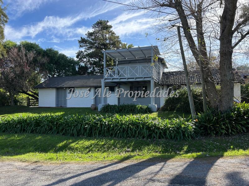 Hermosa propiedad ubicada en zona tranquila con vista al Rio de la Plata y a metros de la Rambla Costanera y Playas de Colonia.