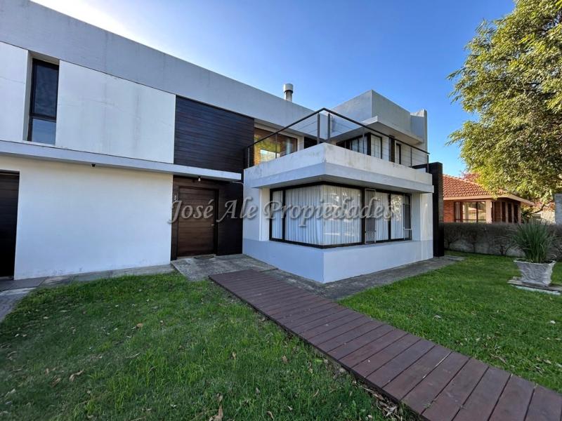 Gran propiedad de 5 habitaciones y 3 baños, ubicada a 50m metros de la Rambla Costanera y Playas de Colonia.