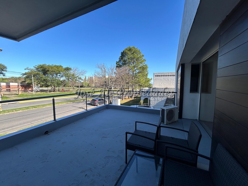 Imagen 10 de Gran propiedad de 5 habitaciones y 3 baños, ubicada a 50m metros de la Rambla Costanera y Playas de Colonia.