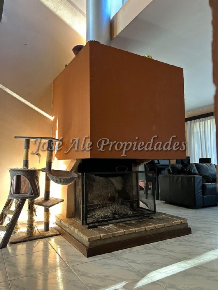 Imagen 2 de Gran propiedad de 5 habitaciones y 3 baños, ubicada a 50m metros de la Rambla Costanera y Playas de Colonia.