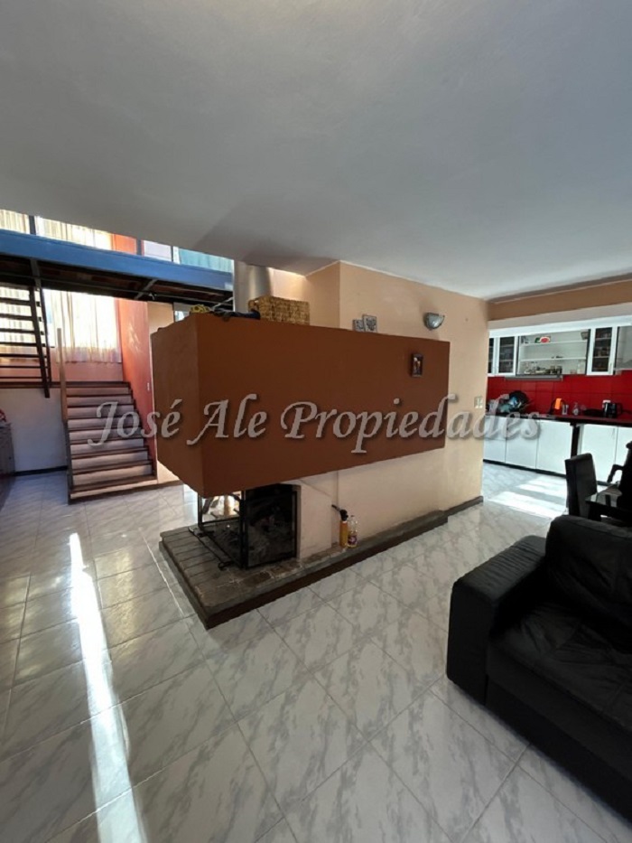 Imagen 3 de Gran propiedad de 5 habitaciones y 3 baños, ubicada a 50m metros de la Rambla Costanera y Playas de Colonia.